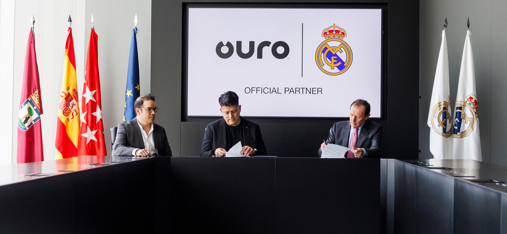 Ouro and Real Madrid signing paperwork