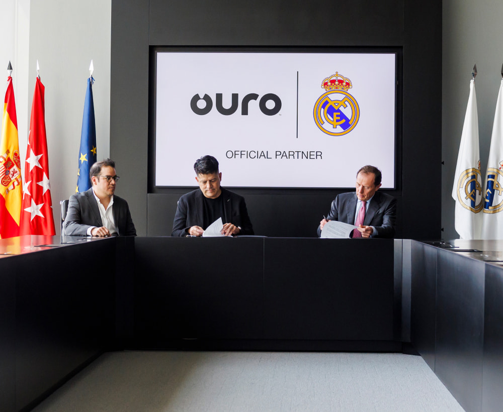 Ouro and Real Madrid signing paperwork